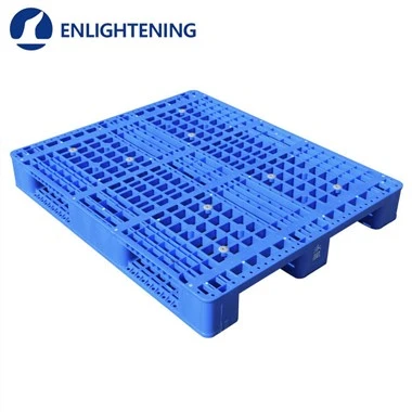 Pallet in plastica durevole e montabile su rack